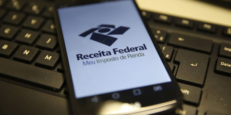 Vendi ações com lucro no ano passado, não recolhi imposto na época e não declarei: Como posso regularizar minha situação?