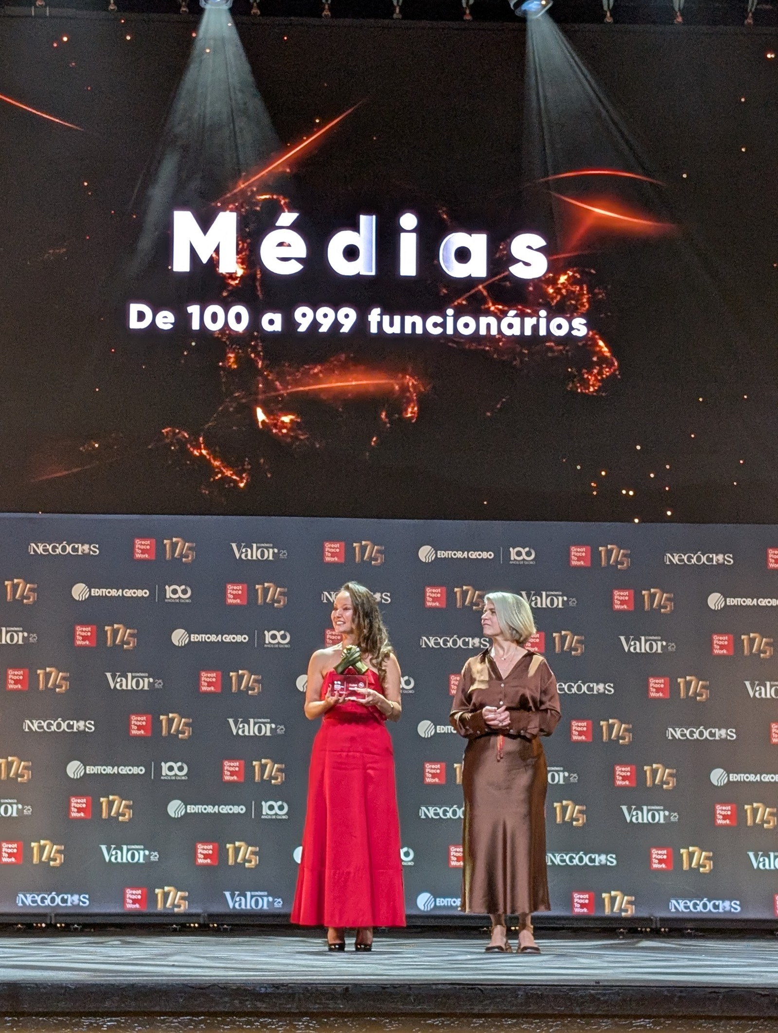 Tatiane Tiemi, CEO do GPTW Brasil, e Maria Fernanda Delmas, diretora de redação do Valor Econômico e de Marcas Segmentadas de Economia e Negócios da Editora Globo, apresentam as premiadas da categoria das Empresas Médias do GPTW 2025 — Foto: Daniel Pinheiro/Época NEGÓCIOS