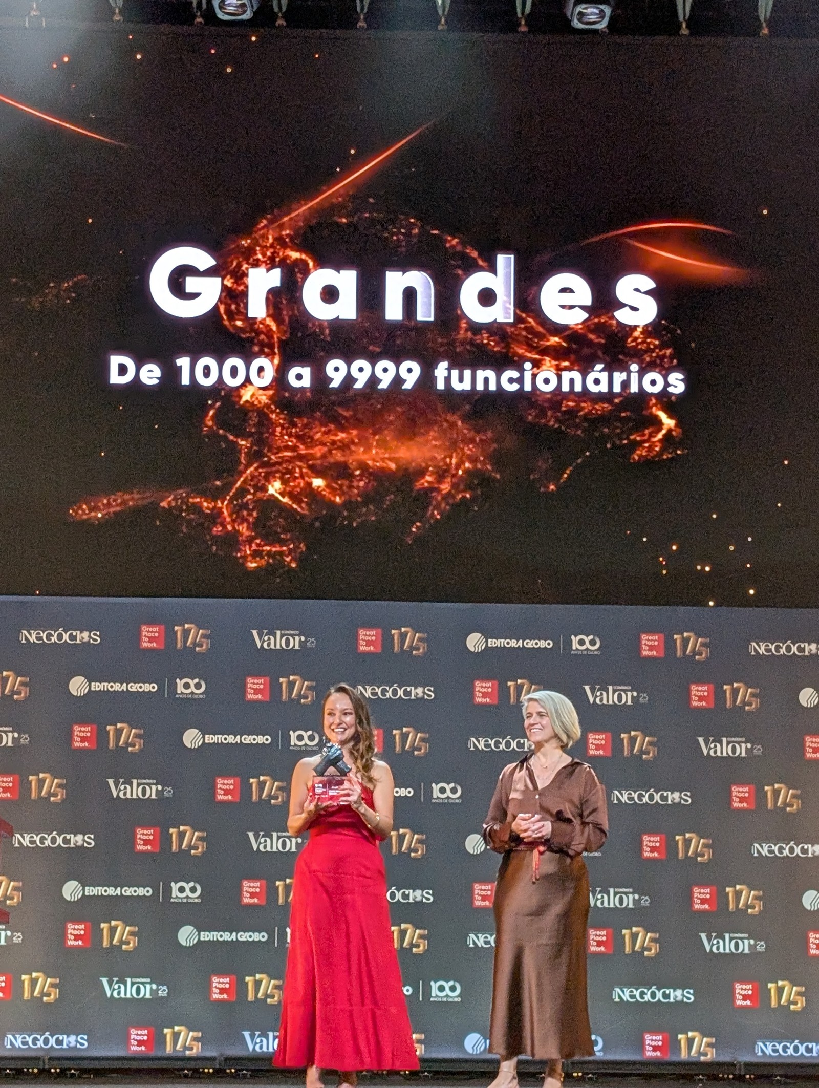 Tatiane Tiemi, CEO do GPTW Brasil, e Maria Fernanda Delmas, diretora de redação do Valor Econômico e de marcas segmentadas de Economia e Negócios da Editora Globo, apresentam as premiadas da categoria das Empresas Grandes do GPTW 2025 - Foto: Daniel Pinheiro/Época NEGÓCIOS