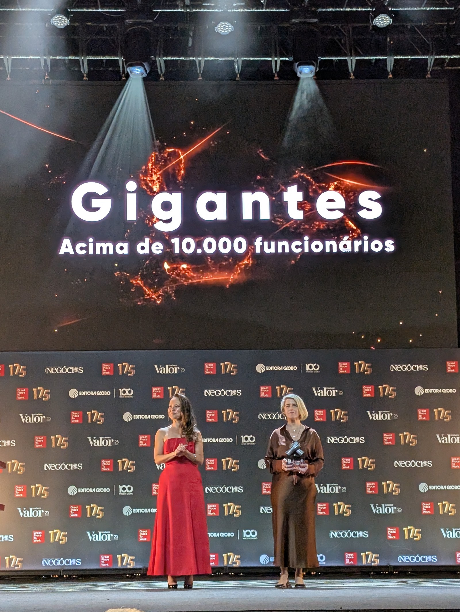 Tatiane Tiemi, CEO do GPTW Brasil, e Maria Fernanda Delmas, diretora de redação do Valor Econômico e de marcas segmentadas de Economia e Negócios da Editora Globo, apresentam as premiadas da categoria das Empresas Gigantes do Prêmio GPTW Valor Econômico Época NEGÓCIOS 2025 — Foto: Daniel Pinheiro/Época NEGÓCIOS