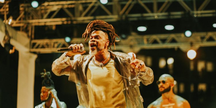 Aos 62, Carlinhos Brown mira autonomia na maturidade: 'Quero estar apto a vestir minhas cuecas'