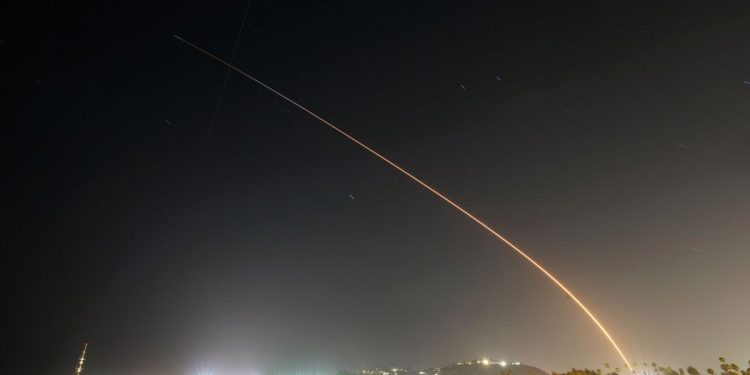 Até cinco satélites da Starlink estão caindo por dia, e ninguém sabe o impacto disso na atmosfera