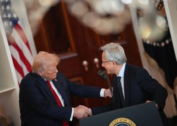 Como a aliança improvável entre Trump e Jensen Huang ajudou a Nvidia a se tornar a primeira empresa a atingir o valor de US$ 5 trilhões