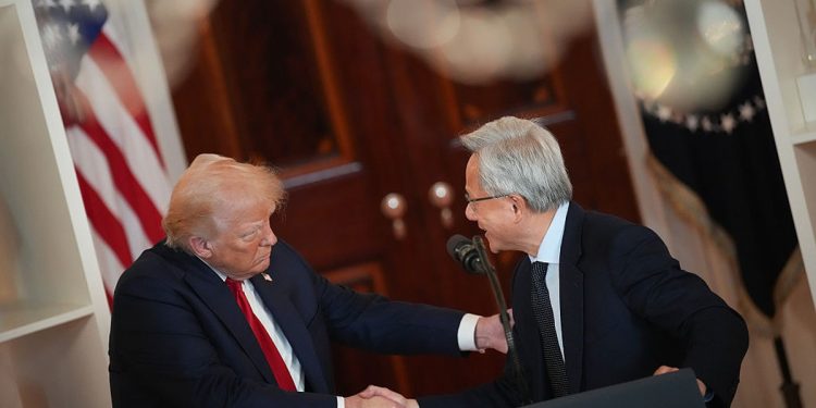 Como a aliança improvável entre Trump e Jensen Huang ajudou a Nvidia a se tornar a primeira empresa a atingir o valor de US$ 5 trilhões