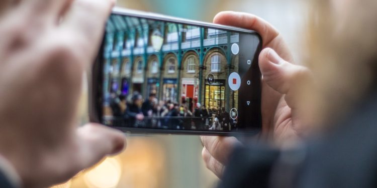 Fim das telas? Inteligência artificial pode substituir smartphones, dizem especialistas