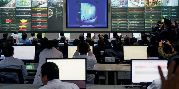 Guerra por talentos de fora: China lança visto para disputar cientistas e engenheiros com os EUA