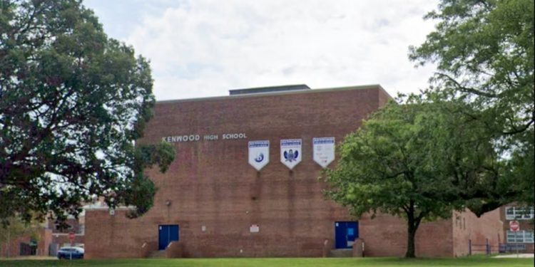 IA confunde saco de Doritos com arma e manda polícia armada para prender estudante