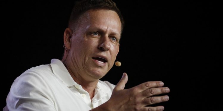 Investidor bilionário Peter Thiel chama críticos da IA de 'legionários do Anticristo'