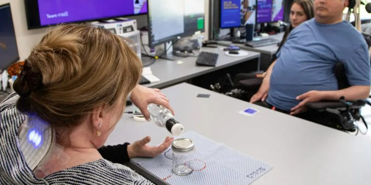 Pela primeira vez, homem com paralisia consegue sentir objetos por meio das mãos de outra pessoa
