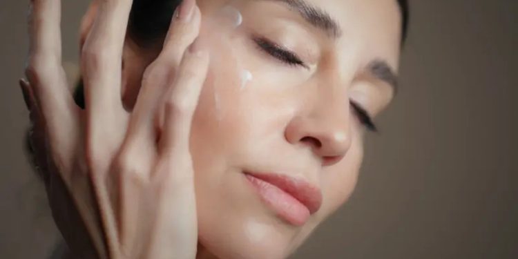 Suplementos de colágeno funcionam? E é melhor tomar, injetar ou passar na pele?