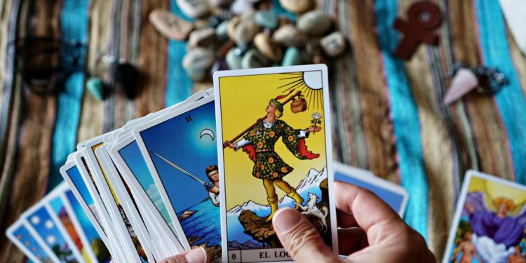 Tarô com o ChatGPT? Taróloga avalia a eficiência da ferramenta na leitura das cartas