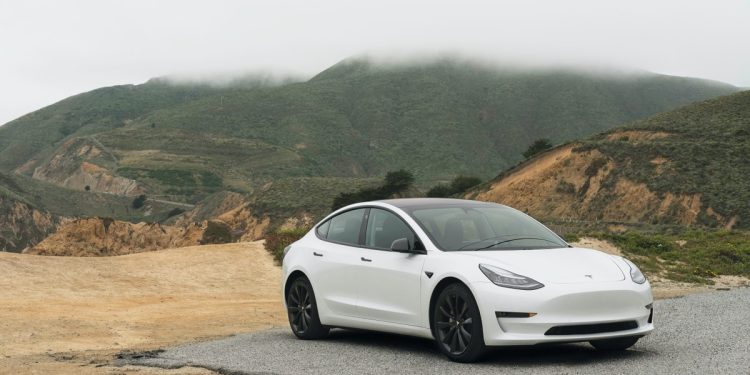 Tesla volta a ser investigada por modo de direção apelidado de 'Mad Max', que pode ignorar limites de velocidade