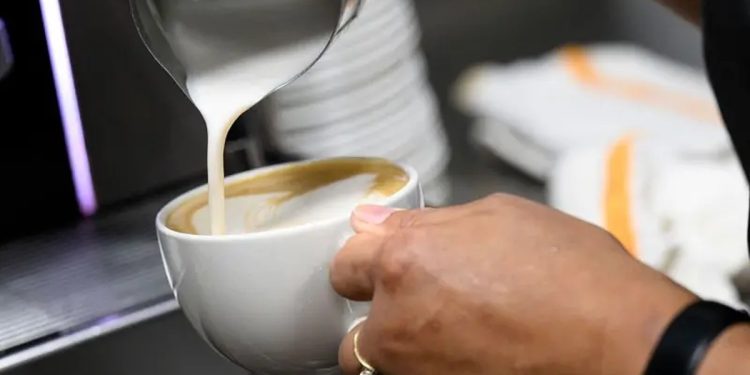 Trump diz a Lula que EUA 'estão sentindo falta' do café brasileiro: o efeito do tarifaço no bolso americano