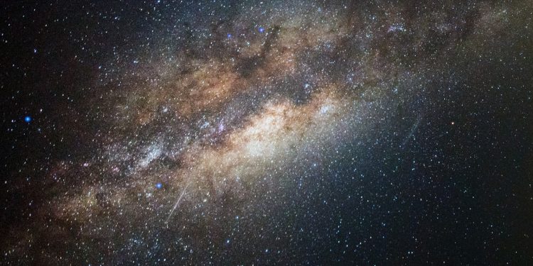 Um brilho no escuro: cientistas acreditam ter encontrado o primeiro sinal direto da matéria escura