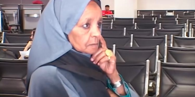 Vídeo de idosa com passaporte de um país chamado Torenza que circula nas redes é falso