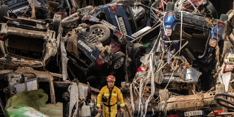 Governador de Valência renuncia um ano após enchente com 229 mortes