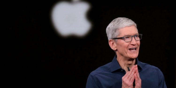 Apple acelera plano de sucessão de Tim Cook, diz jornal