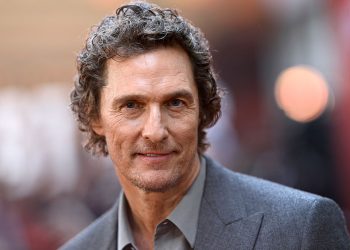 Atores Matthew McConaughey e Michael Caine fazem acordo com empresa de IA, que pode agora usar suas vozes em diferentes projetos