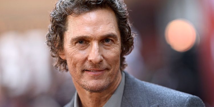 Atores Matthew McConaughey e Michael Caine fazem acordo com empresa de IA, que pode agora usar suas vozes em diferentes projetos