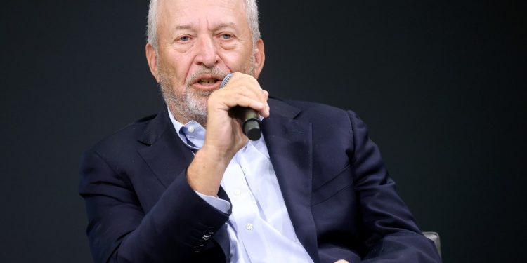 Larry Summers renuncia ao Conselho da OpenAI em meio a revelações sobre sua correspondência com Epstein