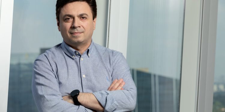 Mais de 60% das empresas no Brasil ampliaram os investimentos em IA generativa em 2025, diz Capgemini