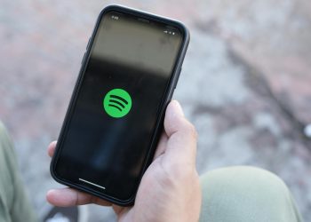Músicas geradas por IA dominam paradas do Spotify e da Billboard
