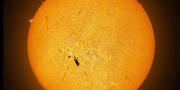Não é fake: foto inacreditável registra o exato instante em que um paraquedista cruza o Sol em queda livre