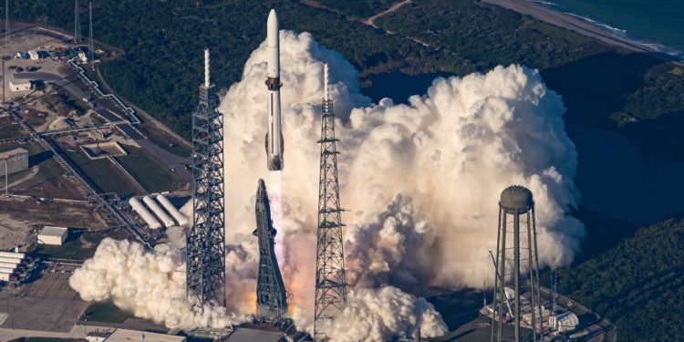 O que o pouso certeiro do propulsor do foguete de Jeff Bezos significa para a corrida espacial