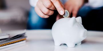 Quais estratégias podem ajudar a criar e manter uma reserva de emergência, mesmo com uma renda variável?