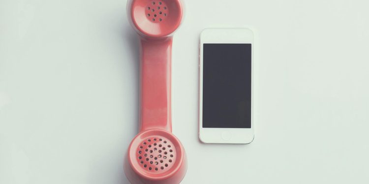 Retorno do telefone fixo? Jovens apostam em versões modernas para cuidar da saúde mental