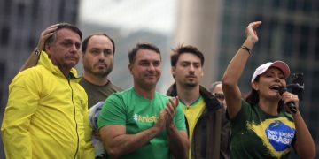 Filhos de Bolsonaro atacam Michelle após bronca pública em aliado no CE