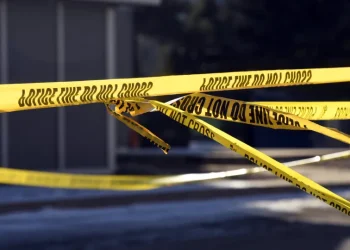 Mulher é esfaqueada enquanto mudava fralda de bebê; suspeita foi detida