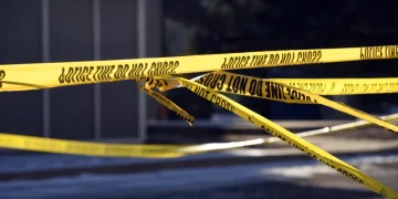 Mulher é esfaqueada enquanto mudava fralda de bebê; suspeita foi detida