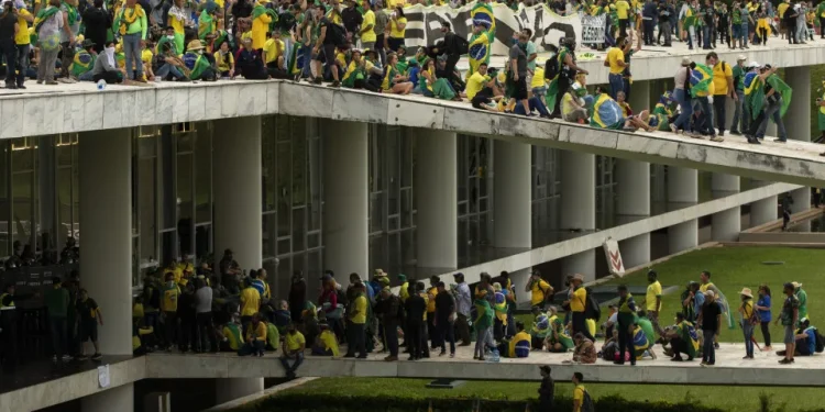 Argentina decide até semana que vem se extradita 5 brasileiros foragidos do 8/1