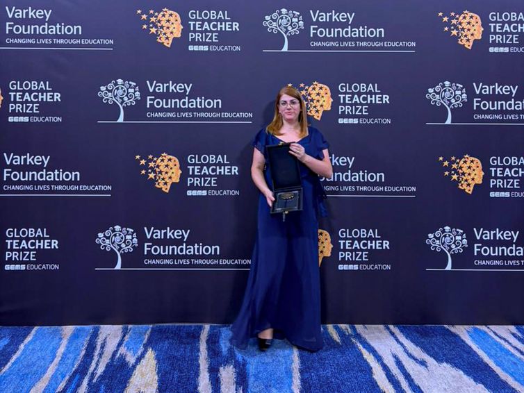 Rio de Janeiro (RJ), 03/02/2026 – Professora Débora Garofalo ganha prêmio em Dubai.Foto: Débora Garofalo/Arquivo pessoal