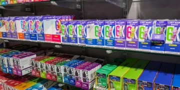 Após pressão sobre Trump, EUA autorizam primeiros vapes com sabor de frutas