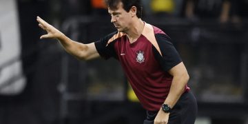 Diniz exalta força do Corinthians para arrancar empate com o Santa Fe: 'Foi na superação'