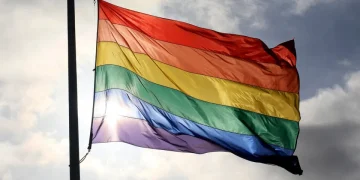Vaticano publica documento sobre inclusão de LGBTQIA+ e com críticas à 'cura gay'