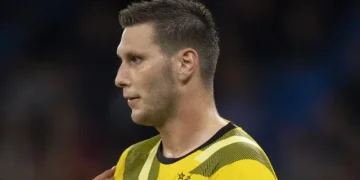 Zagueiro do Borussia Dortmund anuncia aposentadoria aos 30 anos após lesões