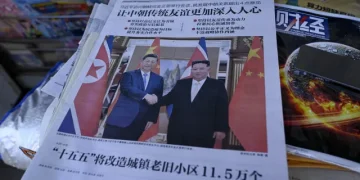Xi visita Coreia do Norte e promete intensificar aliança com Kim Jong-un