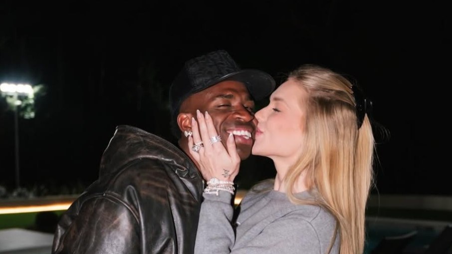 Vini Jr. parabeniza Virginia em seu aniversário. Vini Jr. parabeniza Virginia em seu aniversário.