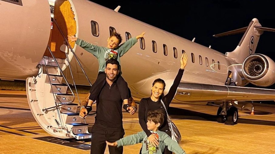 Gusttavo Lima e família posam junto ao seu jatinho luxuoso. Gusttavo Lima e família posam junto ao seu jatinho luxuoso.