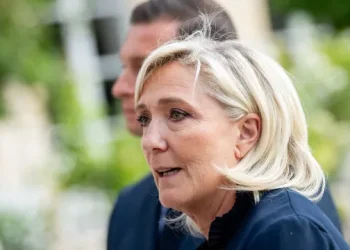 Marine Le Pen poderá concorrer à Presidência, mas com tornozeleira, decide Justiça na França