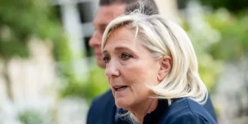 Marine Le Pen poderá concorrer à Presidência, mas com tornozeleira, decide Justiça na França